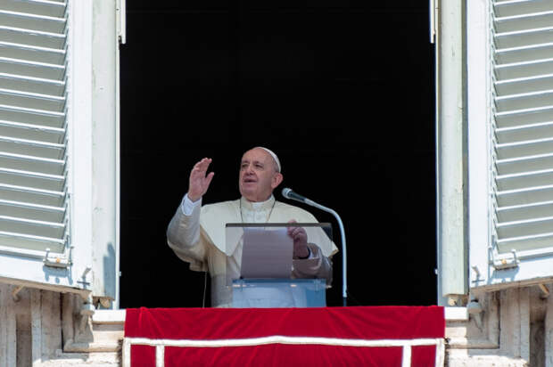 Папа Франциск во время обращения к верующим