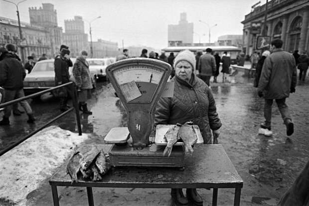 Торговля рыбой возле вокзала в Минске, 1991-92 гг.