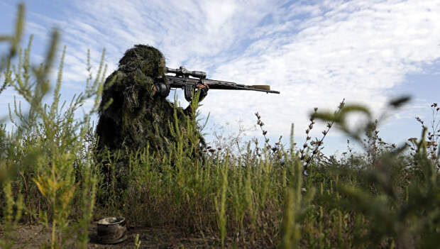Украинский снайпер в Луганской области. Архивное фото