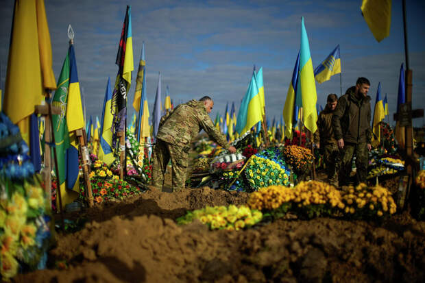 Почему Киев запретил устанавливать флаги на могилах солдат ВСУ