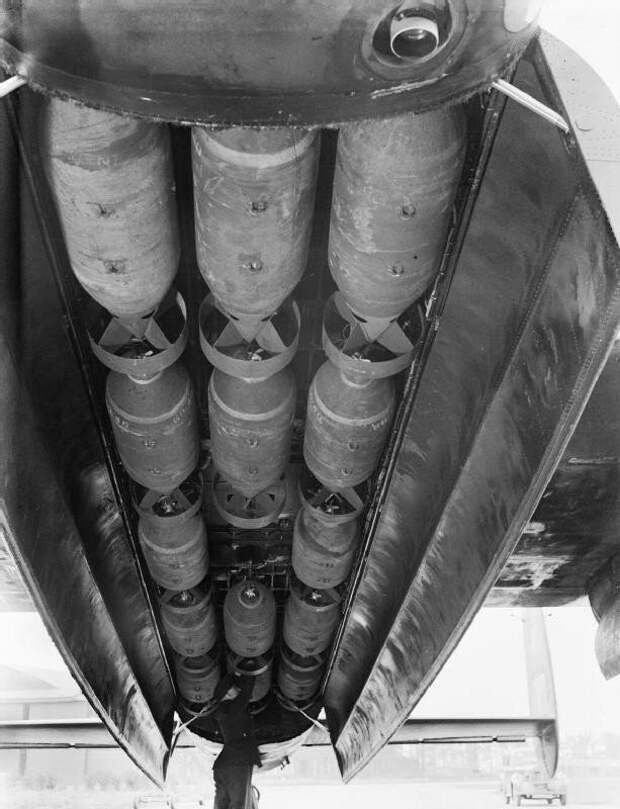 Бомбоотсек английского бомбардировщика Авро Ланкастер с встроенной в него фотокамерой для проверки результатов бомбометания. история, ретро, фото