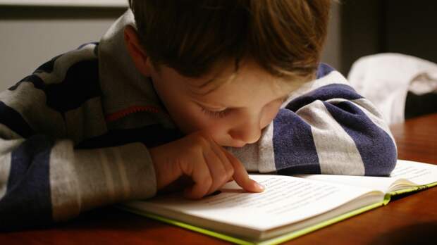 Психолог Пучкова: детям тяжелее читать из-за привычки скроллить