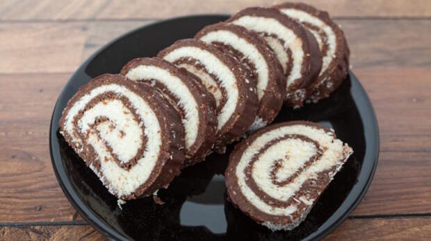 Шоколадно-кокосовый рулет без выпечки: радую им домашних, когда лень возиться с тестом и духовкой