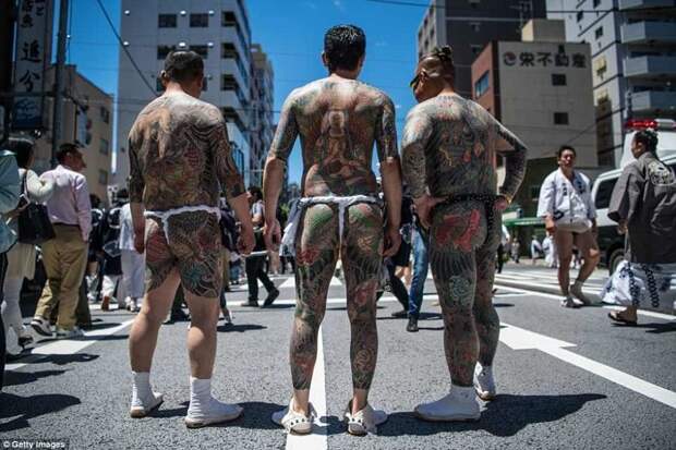 Редкое зрелище: татуированные в стиле "якудза" посетители фестиваля Сандзя-мацури, Асакуса (северный район Токио) Фестиваль, познавательно, татуировки на теле, татуировки означающие, татуировки якудза, якудза, якудза япония, япония