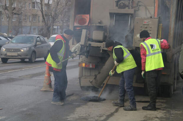 На дорогах Тулы залатали ямы на 4 000 "квадратах" с начала года