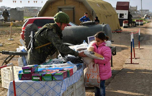 Российские военные доставили гуманитарную помощь жителям Сирии