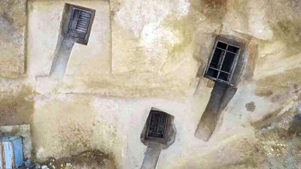 Археологи нашли в Китае 3 необычные гробницы с комнатами и окнами