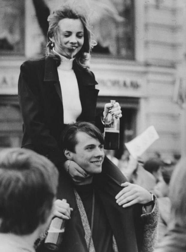 Молодежь отмечает 850-летие Москвы, 1997 год время, кадр, люди, ностальгия, россия, фото