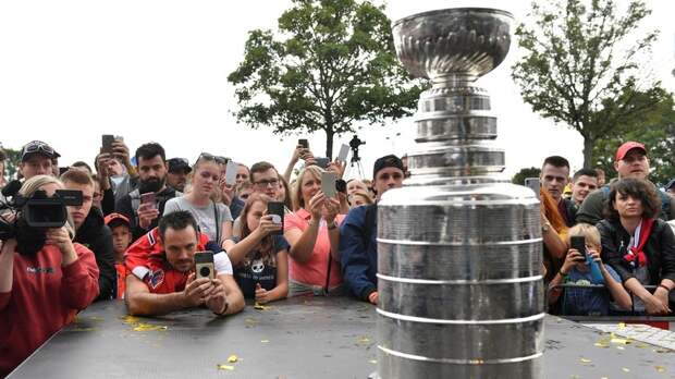Директор по развитию хоккеистов «Вашингтона» наполнил Кубок Стэнли мороженым