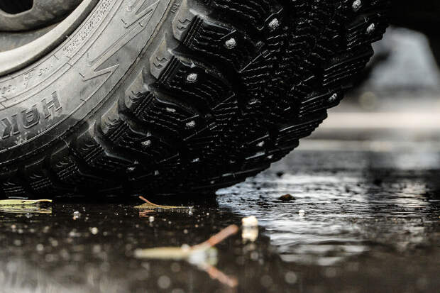 Синоптик Тишковец посоветовал москвичам оставить зимние шины из-за гололеда