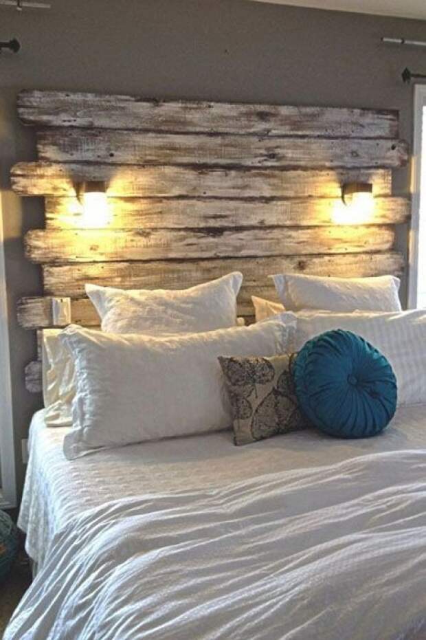 Отличный и шикарный интерьер в спальной создана, благодаря облагороженной стене в деревянном исполнении.
