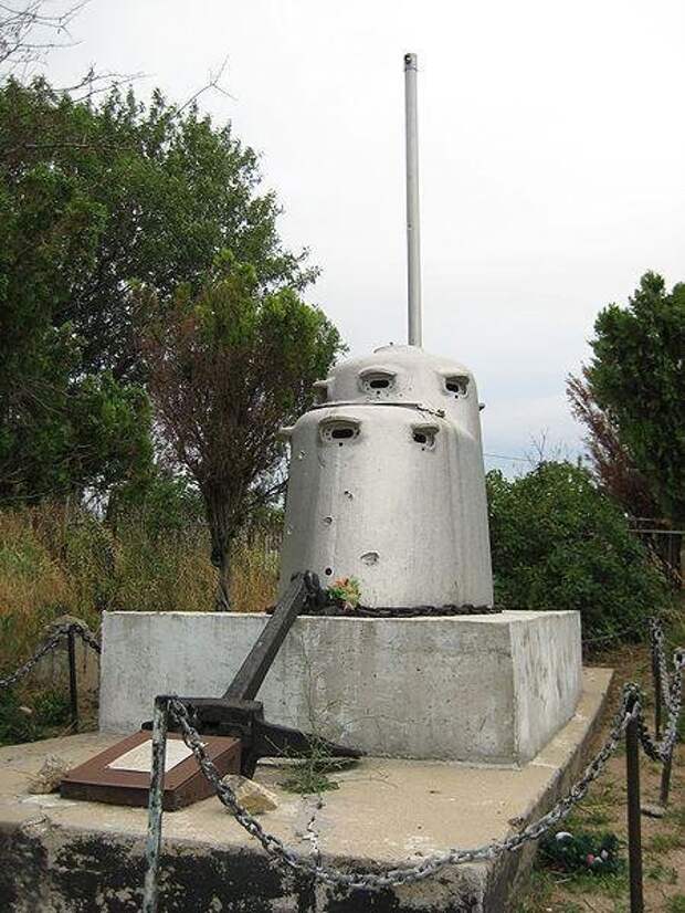 Рубка "Камбалы" на братской могиле экипажа ynews, Севастополь, камбала, подводная лодка, субмарина, черное море
