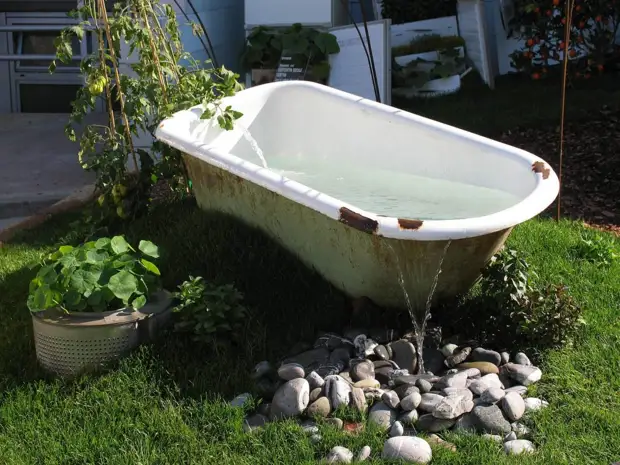 Необычные и полезные идеи для дачи из старой чугунной ванны