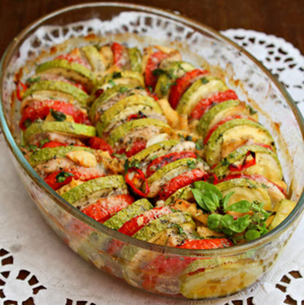 Фото к рецепту: Легкая овощная запеканка с куриной грудкой Фото к рецепту: Легкая овощная запеканка с куриной грудкой