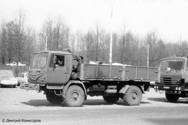 КАЗ-4540 с бортовой платформой от МАЗ-5335; полный привод у машины сохранен. грузовик, колхида
