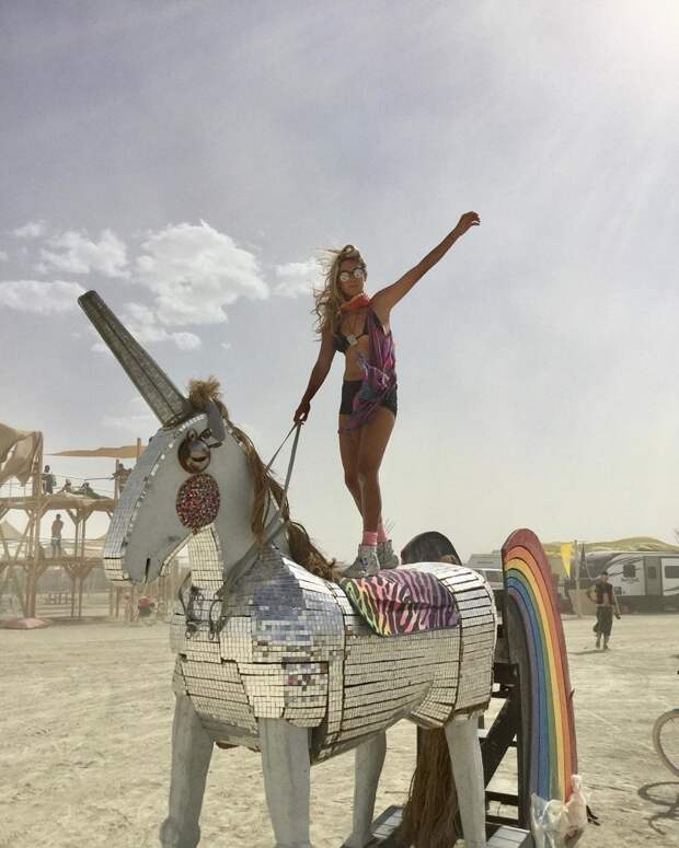 Самые сексуальные девушки фестиваля Burning Man 2017-29 фото-