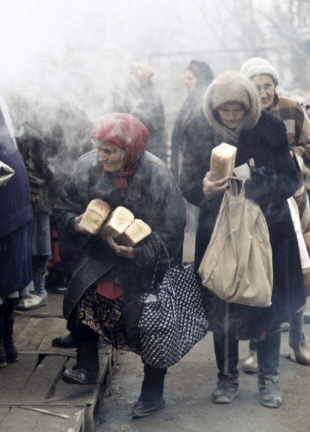 Пожилые женщины в Грозном во время Второй чеченской войны. Россия, 1999 год.