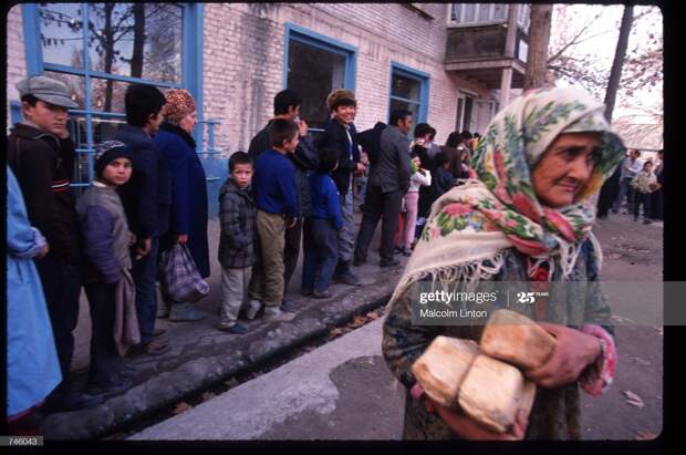 Жители города Курган-Тюбе (Таджикистан) стоят в очереди за хлебом, январь 1993 г.