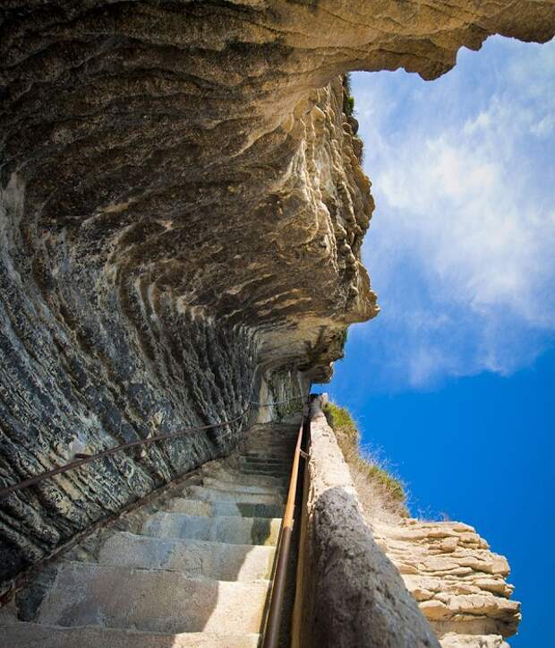 Лестница короля Арагона на острове Корсика (Франция).