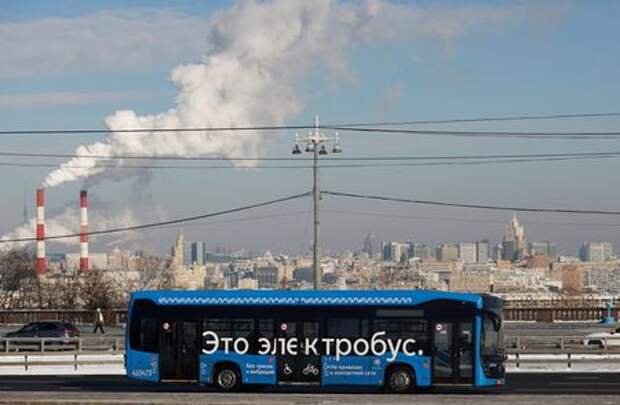 An electric bus travels along a road in Moscow, Russia February 19, 2021. The sign on the bus reads: "It's an electric bus". REUTERS/Maxim Shemetov