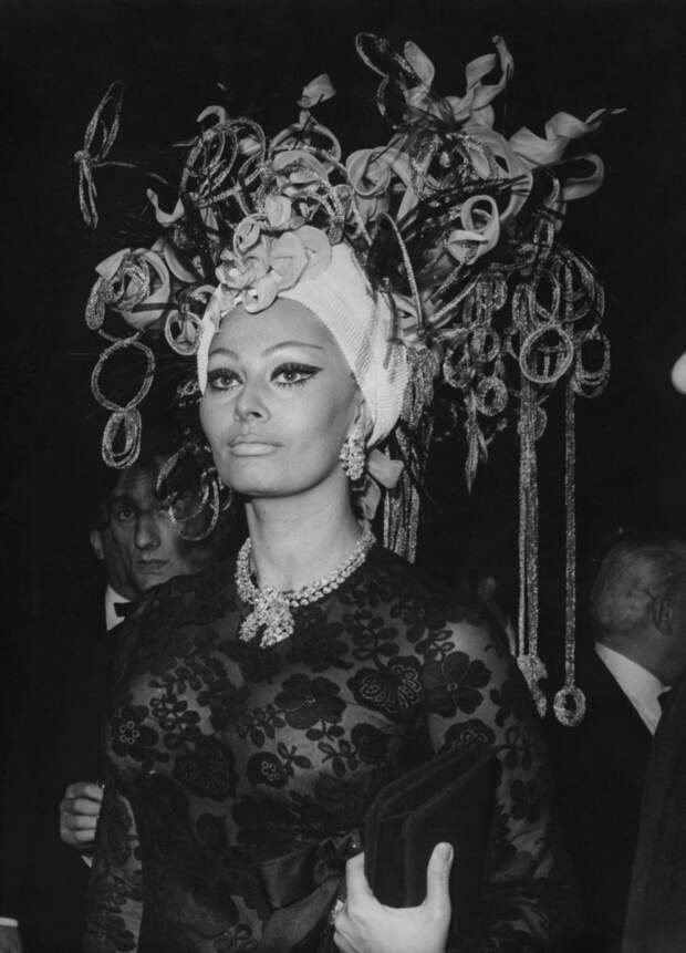 Sophia-Loren-arrives-at-a-grand-ball-at-the-casino-in-Monto-Carlo-Monaco-wearing-an-elaborate-headdress-on-March-16-1969-768x1067.jpg