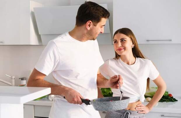 Психолог назвала способы спасти отношения с помощью еды