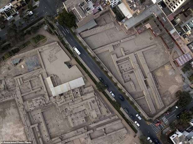 Более того, прямо через Пакллану проходит улица. Улица Независимости археологи, археология, ацтеки, древние, лима, наследие, перу, руины