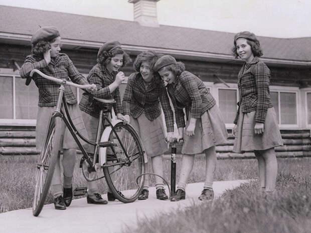 После возвращения к семье девочкам подарили два велосипеда на всех.