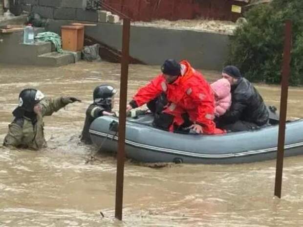 Вода сносит машины, а люди спасаются из окон: Дагестан накрыло мощное наводнение