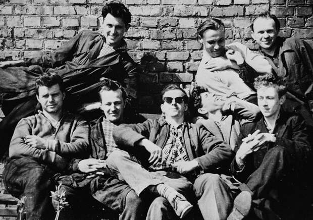 1960. Ли Харви Освальд с заводскими друзьями в Минске знаменитые люди, неизвестные, фото