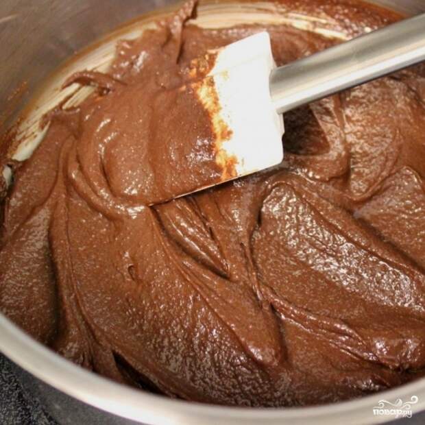 15. Приготовьте шоколадную глазурь. В сотейнике смешайте какао-порошок, сахар и сметану (150 мл). 