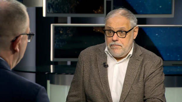 Хазин сказал: "Россия пока прячется. В норке". Тут даже Пронько удивился