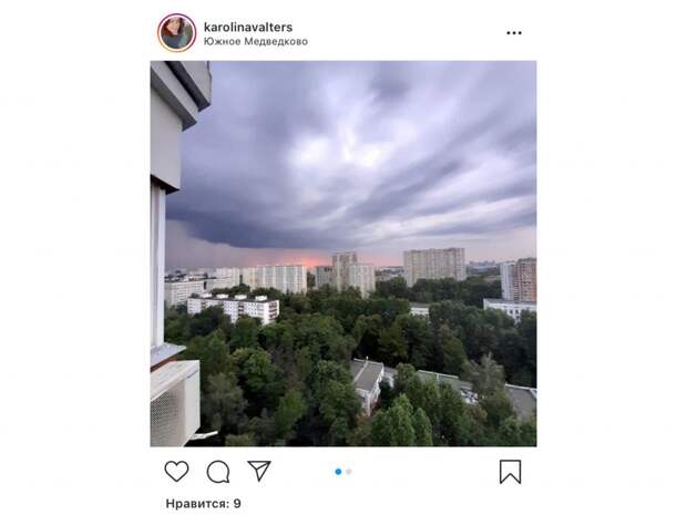 Тучи над розовым закатом попали в кадр в Южном Медведкове