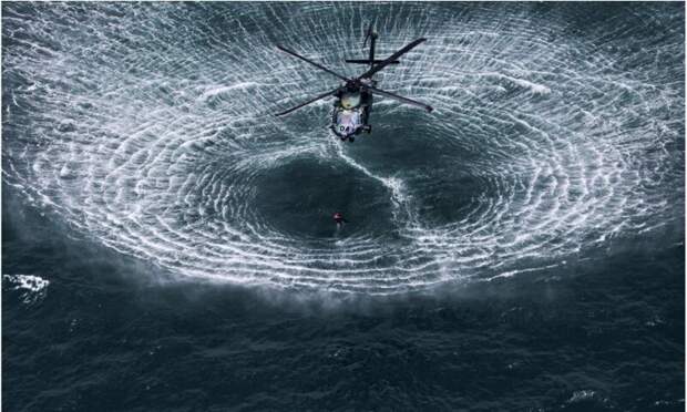 Khairul Amilin Вертолет приближается к поверхности воды.  красивые кадры, факты, фото