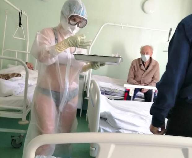 Медик из Тулы надела защитный костюм на купальник Медик из Тулы надела защитный костюм на купальник