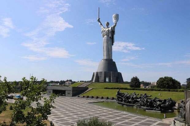 Монументальная статуя «Родина-Мать». Монументальная статуя «Родина-Мать».