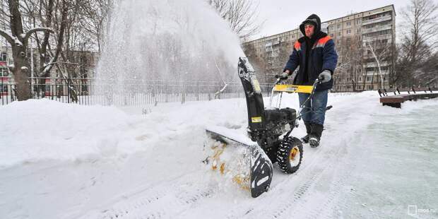 Коммунальщики вышли на борьбу со снегом в Свиблове