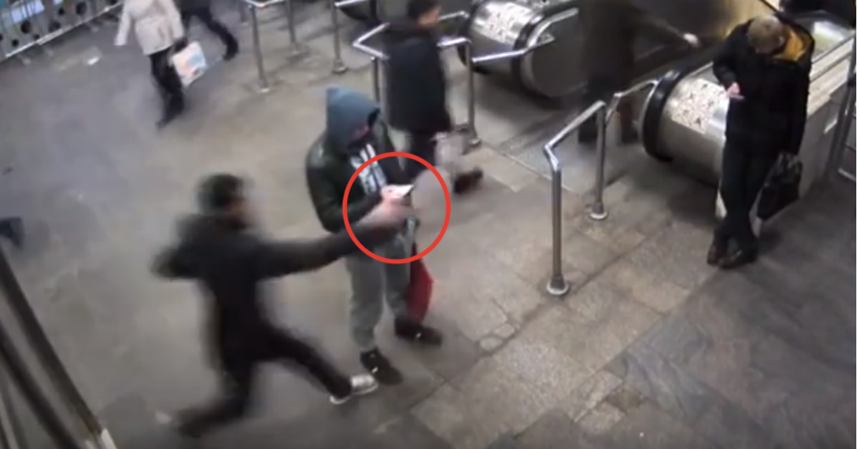 Фото У пассажира московского метро вырвали телефон перед камерой наблюдения
