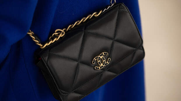 В Париже грабители протаранили на авто бутик Chanel и украли несколько сумок