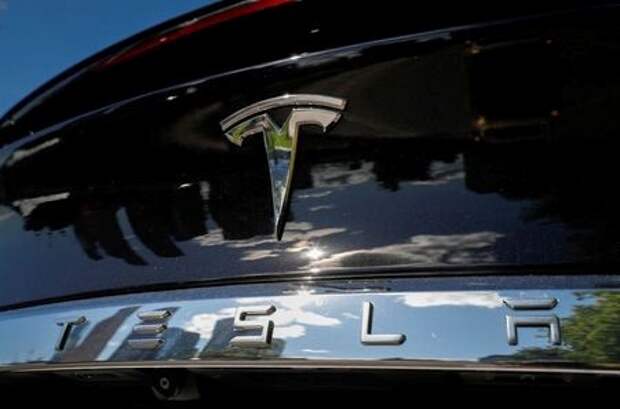 Логотип Tesla на электромобиле бренда в Москве, Россия, 23 июля 2020 года. REUTERS/Evgenia Novozhenina