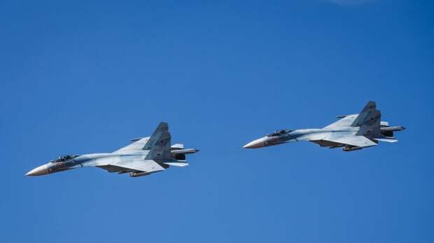 Истребители Су-27 были подняты в Крыму после приближения самолётов США