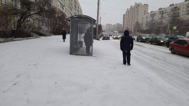 Петербург утонул в снегу и ДТП: автоэксперт указал на главную опасность зимних дорог