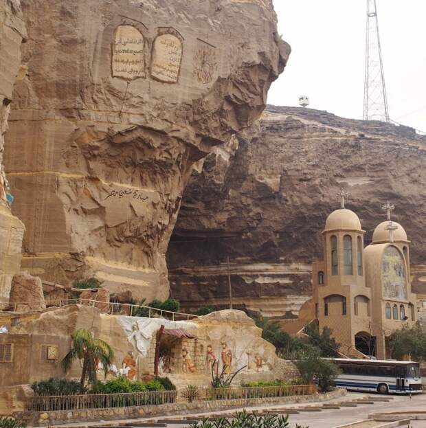 В этой огромной скале находится коптский храм Заббалина.