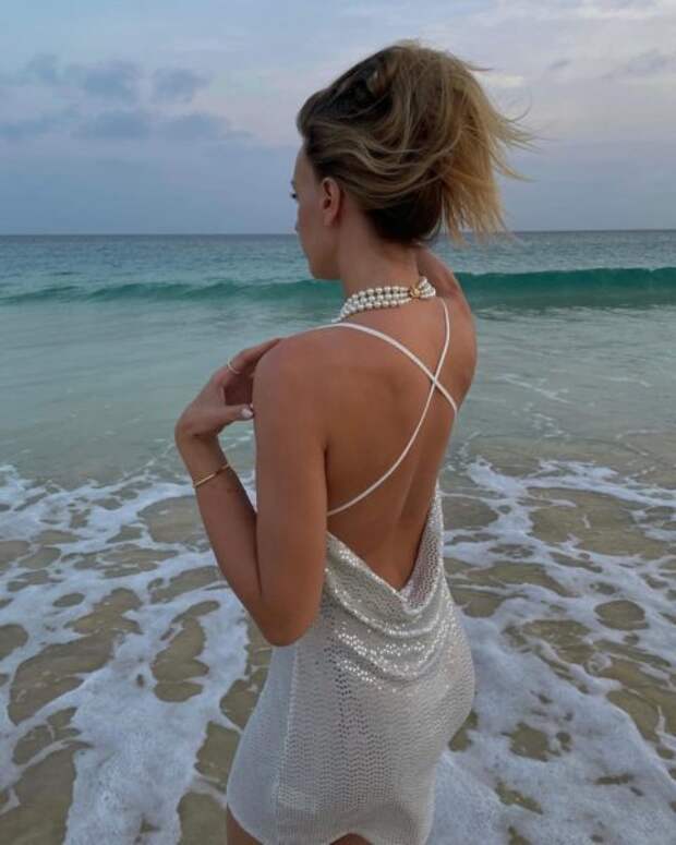 Леся Никитюк продемонстрировала короткое платье на побережье море