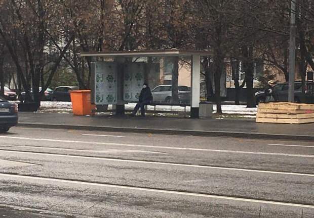 Остановку на улице Фомичёвой оснастили стеклянным павильоном с Wi-Fi