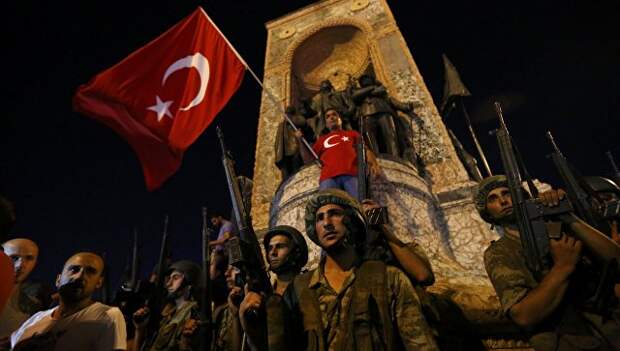Военные на площади Таксим в Стамбуле. 16 июля 2016