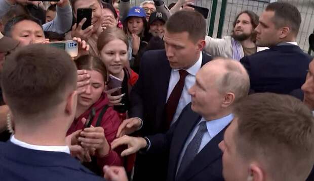 Владимир Путин остановил кортеж и вышел к жителям Якутска