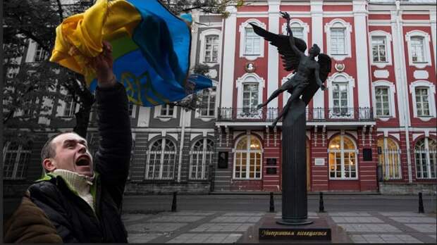 Идите учиться в Суворовское: Над истфаком СПбГУ взвился украинский флаг