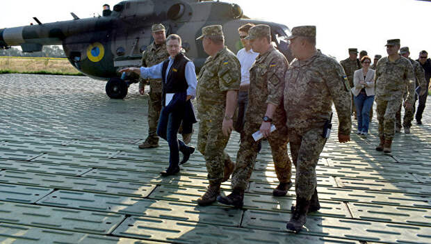 Спецпредставитель США по Украине Курт Волкер на Донбассе. Архивное фото