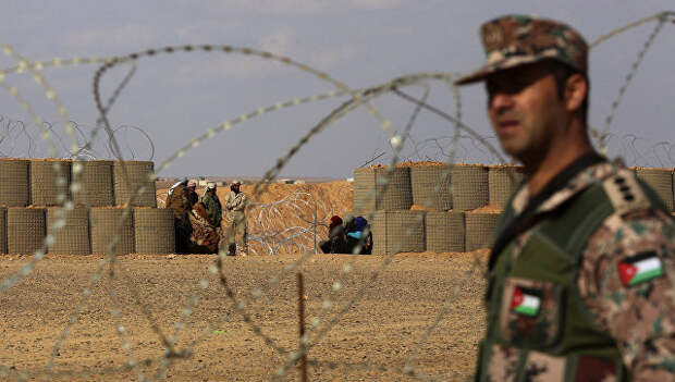 Иорданский военнослужащий возле лагеря беженцев Эр-Рукбан на сирийско-иорданской границе. Архивное фото